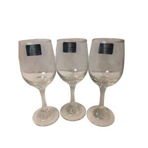 Eamon Glass Wine Glasses Hand-Engraved in Ireland Claddagh Shamrock Twisted Stem